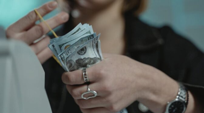 Arti Mimpi Menghitung Uang, Pertanda Rezeki atau Kekhawatiran?