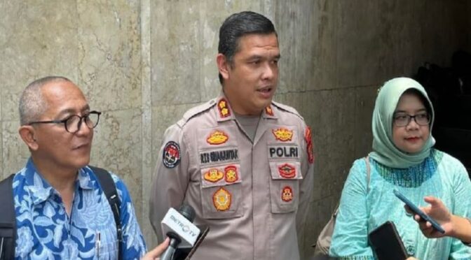 Datangi Polda Metro Jaya, Pengacara dan Keluarga Arya Daru Sampaikan Surat