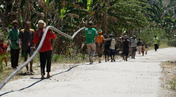 Gotong Royong Warga Nifukani Alirkan Air dari Rumah ke Rumah untuk 1000 Penerima Manfaat