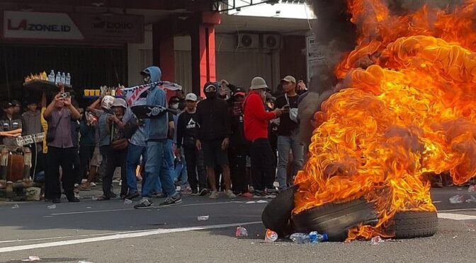 Massa Bakar Ban saat DPRD Gelar Rapat Paripurna Pemakzulan Bupati Pati Sudewo