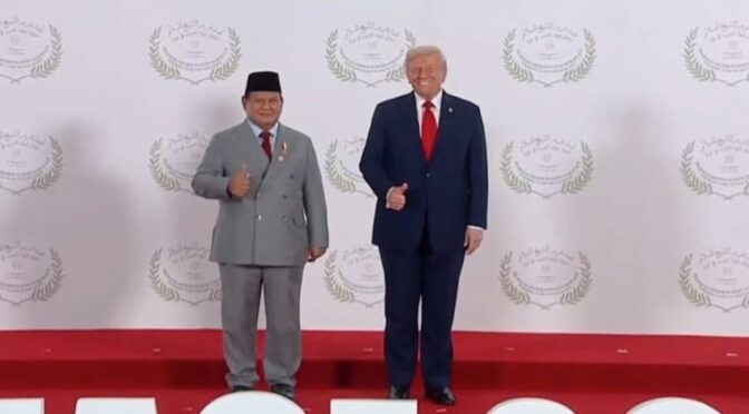 Prabowo-Trump Kompak Pose Jempol saat Sesi Foto di KTT Gaza