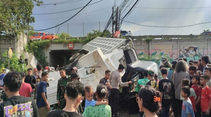 Truk Terjun dari Tol Tangerang-Merak Timpa Mobil Pikap, 5 Orang Jadi Korban