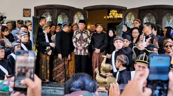 Jokowi Saksikan Pelepasan Jenazah Raja Keraton Solo Paku Buwono XIII di Loji Gandrung