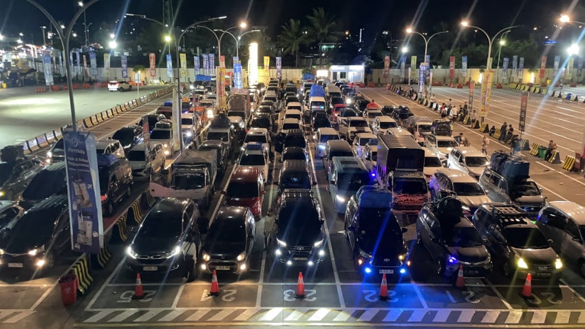 Arus Mudik Lebaran 2026, Ratusan Kendaraan Antre di Pelabuhan Merak