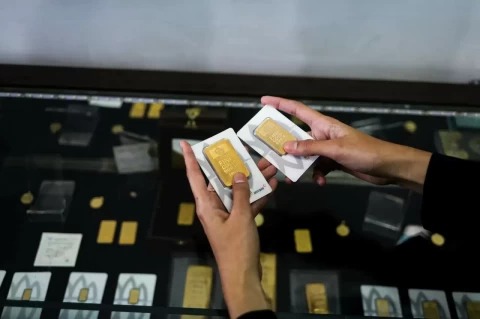 Harga Emas Antam Stagnan Hari Ini, Buyback Jadi Rp2,4 Juta per Gram